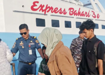 Kapal cepat Express Bahari di Pelabuhan Tanjungpandan Belitung melayani rute Pangkalbalam saat mudik Lebaran