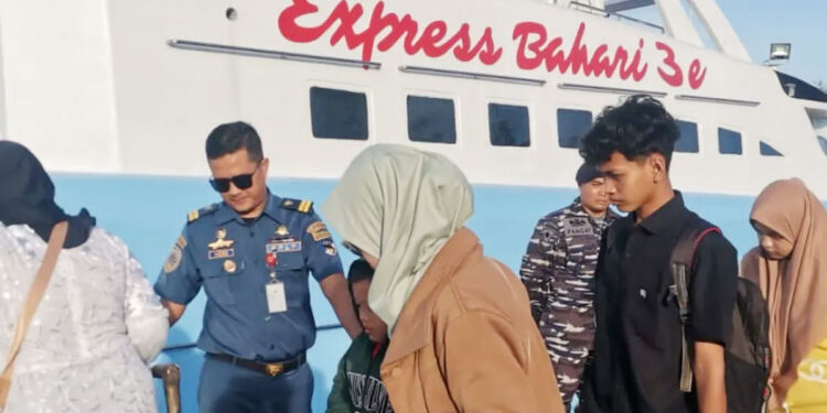 Kapal cepat Express Bahari di Pelabuhan Tanjungpandan Belitung melayani rute Pangkalbalam saat mudik Lebaran