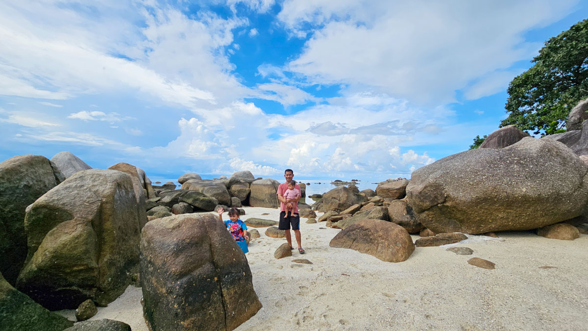 Batu Granit Pantai Tanjung Tinggi Belitung