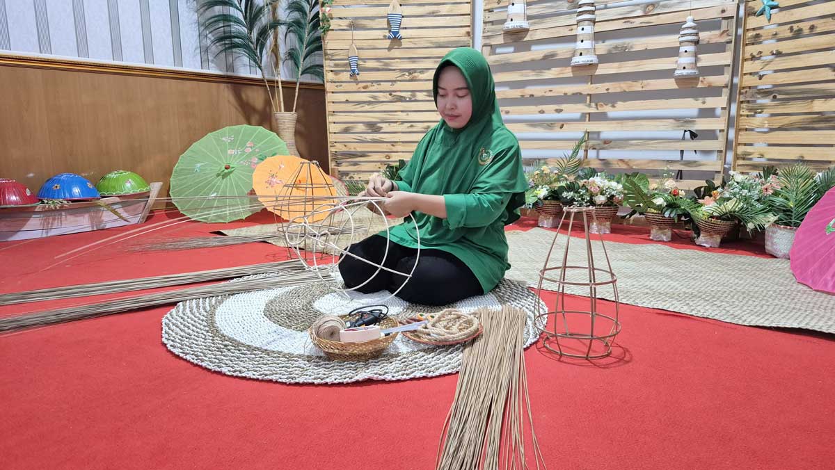 Kisah Ella Suherman Angkat Potensi Lidi Nipah Belitung