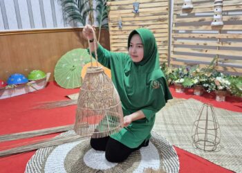Kisah Ella Suherman Angkat Potensi Lidi Nipah Belitung