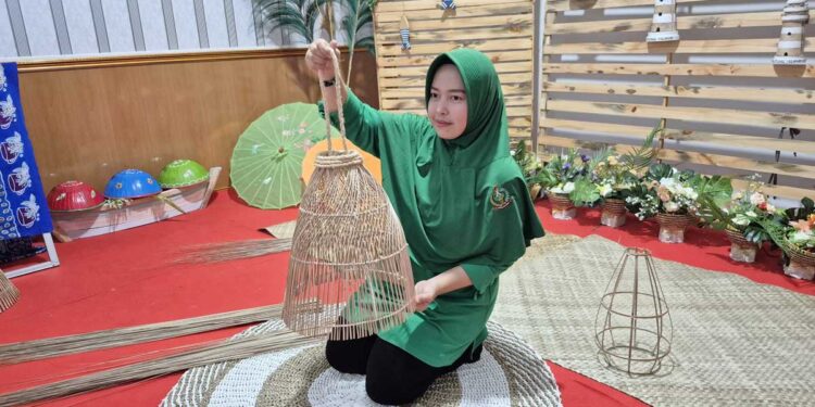 Kisah Ella Suherman Angkat Potensi Lidi Nipah Belitung