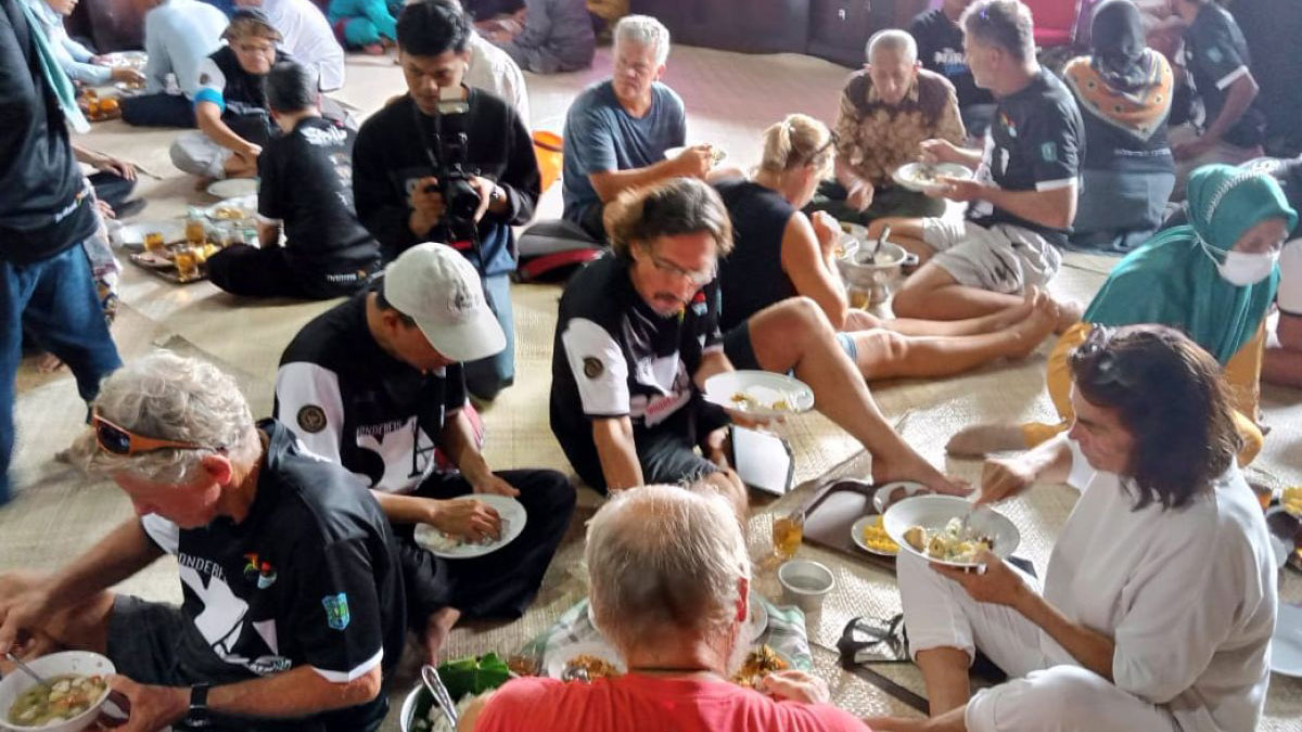 Makan bedulang di Rumah Adat Belitong