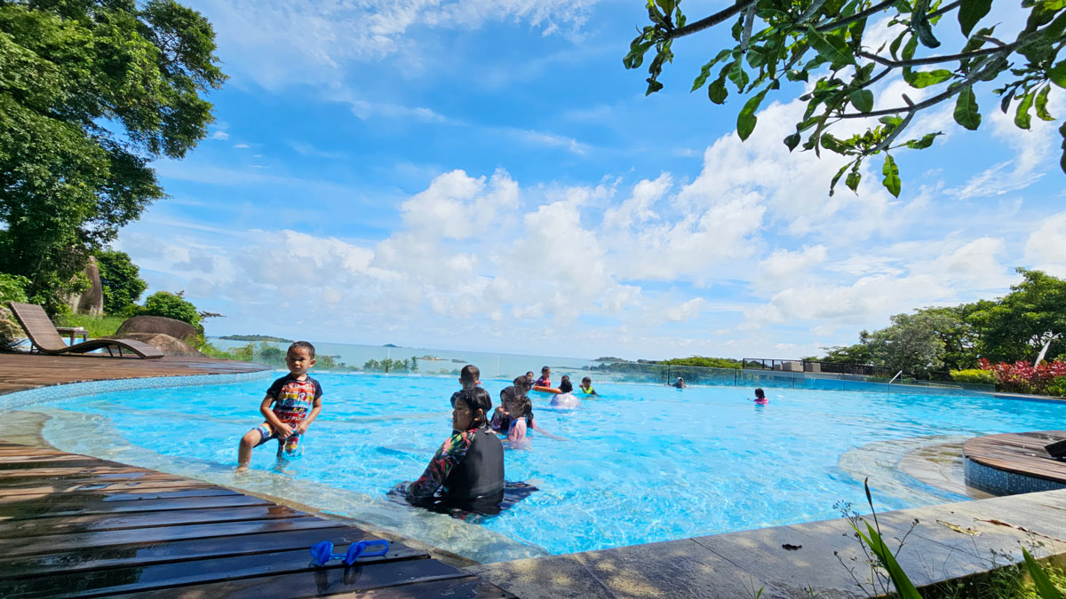 Anak-anak Bermain di Kolam Renang Swiss-Belresort Belitung