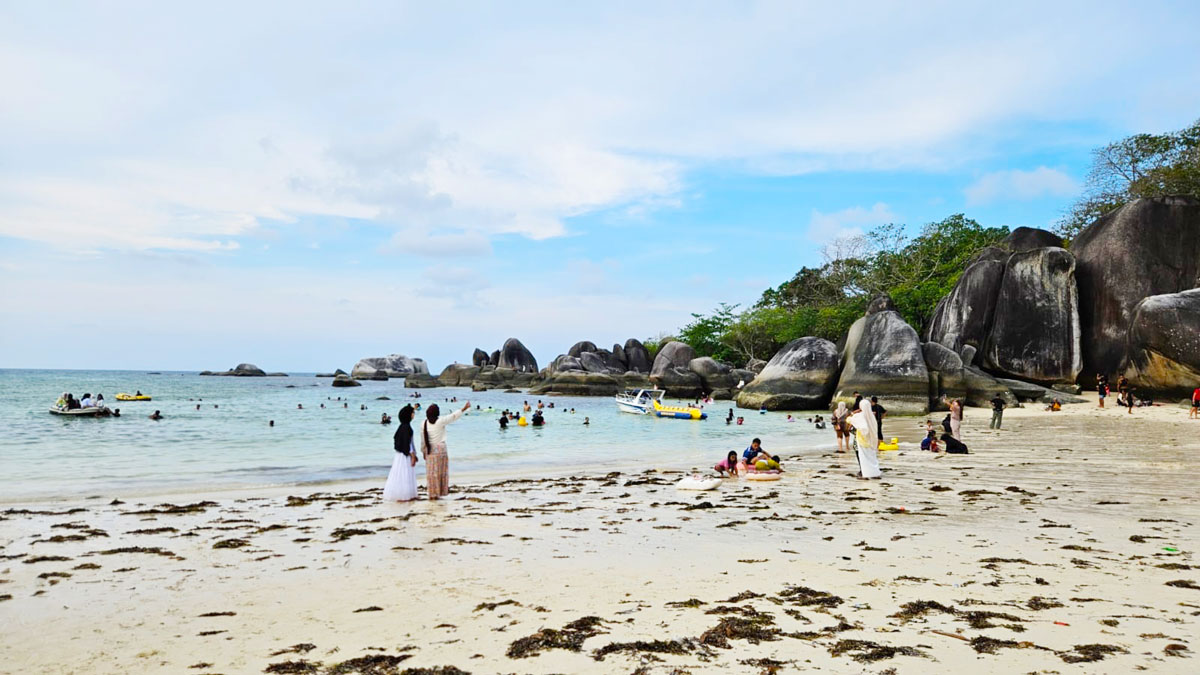 Pantai Tanjung Tinggi Belitung